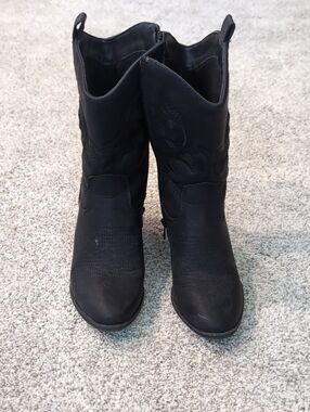 Global Win Black Western Ankle Boots with Embroidered Details